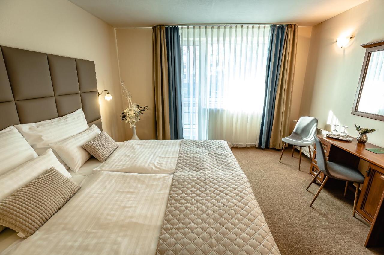 Hotel Dixon So Vstupom Do Bazena A Virivky Zdarma - Free Entrance To Pool And Jacuzzi Included Banská Bystrica Dış mekan fotoğraf