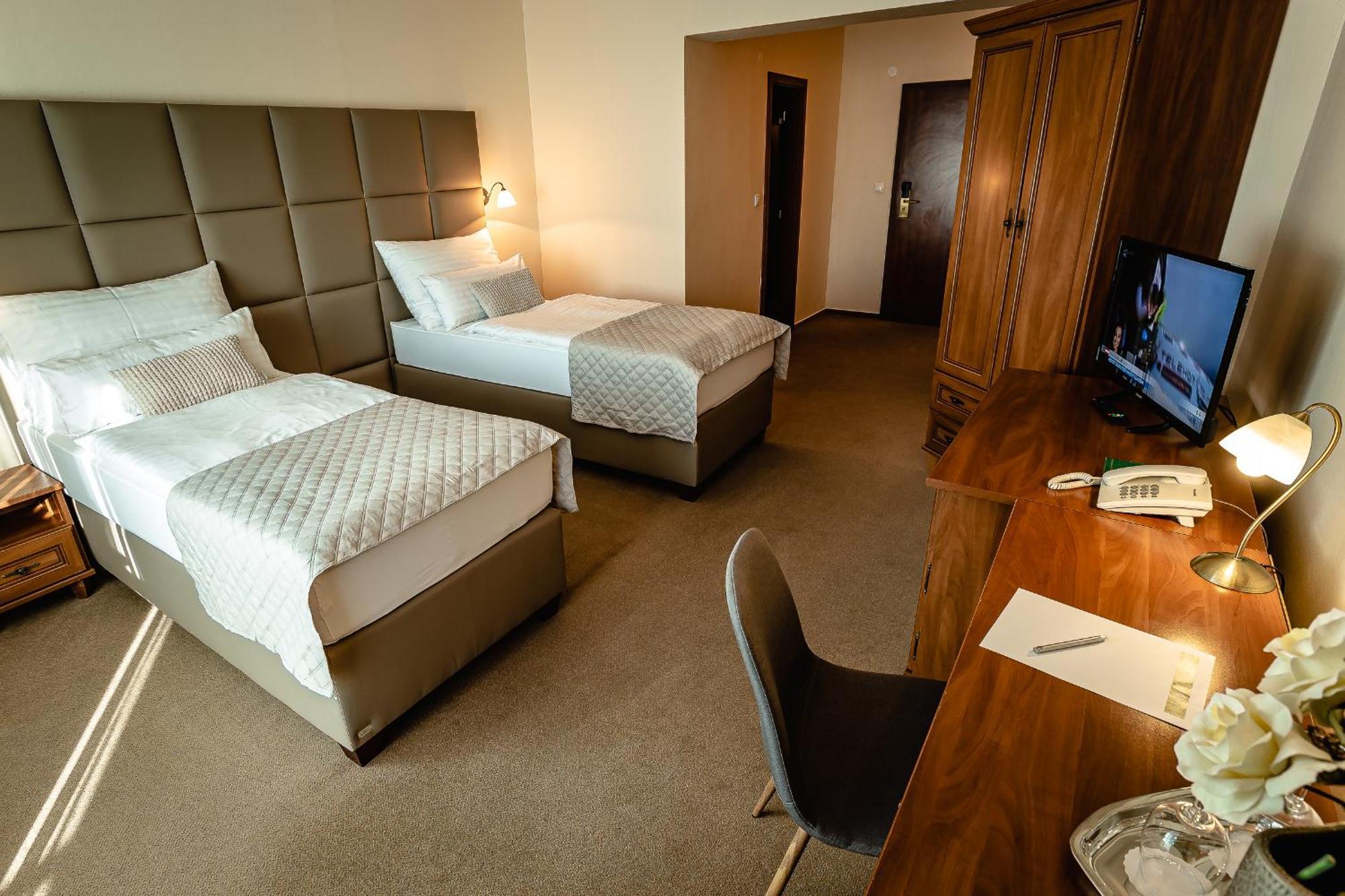Hotel Dixon So Vstupom Do Bazena A Virivky Zdarma - Free Entrance To Pool And Jacuzzi Included Banská Bystrica Dış mekan fotoğraf