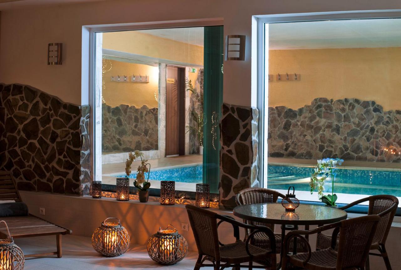 Hotel Dixon So Vstupom Do Bazena A Virivky Zdarma - Free Entrance To Pool And Jacuzzi Included Banská Bystrica Dış mekan fotoğraf