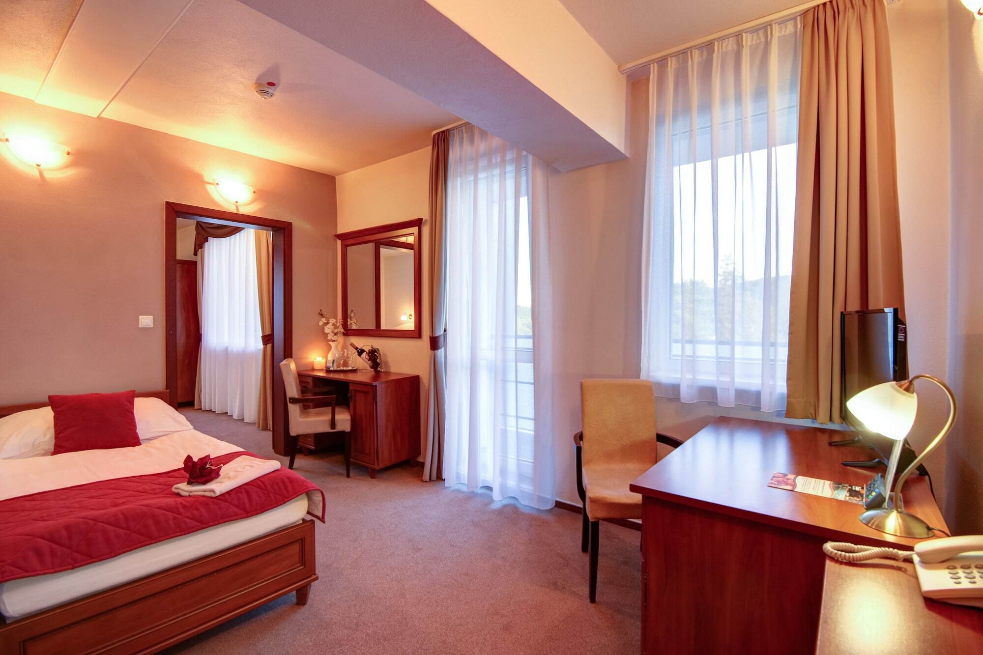 Hotel Dixon So Vstupom Do Bazena A Virivky Zdarma - Free Entrance To Pool And Jacuzzi Included Banská Bystrica Dış mekan fotoğraf