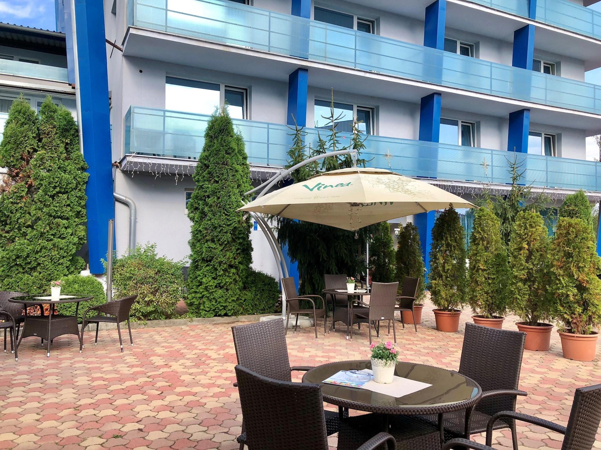Hotel Dixon So Vstupom Do Bazena A Virivky Zdarma - Free Entrance To Pool And Jacuzzi Included Banská Bystrica Dış mekan fotoğraf